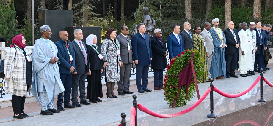 Participants of the V Conference of Labor Ministers of the OIC came to the Alley of Honor and paid tribute to the memory of National leader Heydar Aliyev