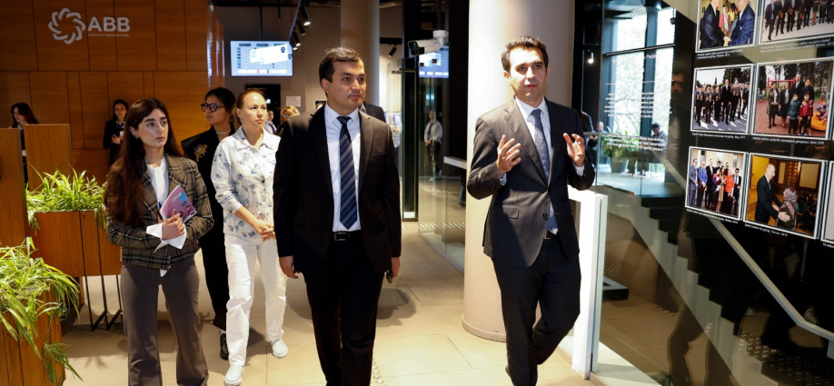 Özbəkistan nümayəndə heyəti DOST Agentliyinin fəaliyyəti ilə tanış olub