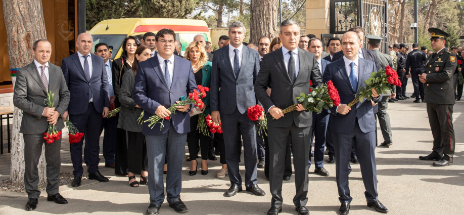 Nazirliyin kollektivi İkinci Şəhidlər xiyabanını ziyarət edib