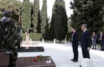 The Moldovan delegation visited the grave of National Leader Heydar Aliyev in the Alley of Honor and the Alley of Martyrs