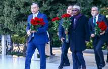 Participants of the V Conference of Labor Ministers of the OIC came to the Alley of Honor and paid tribute to the memory of National leader Heydar Aliyev