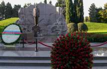 Participants of the V Conference of Labor Ministers of the OIC came to the Alley of Honor and paid tribute to the memory of National leader Heydar Aliyev