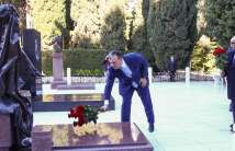 Participants of the V Conference of Labor Ministers of the OIC came to the Alley of Honor and paid tribute to the memory of National leader Heydar Aliyev