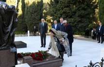 Participants of the V Conference of Labor Ministers of the OIC came to the Alley of Honor and paid tribute to the memory of National leader Heydar Aliyev