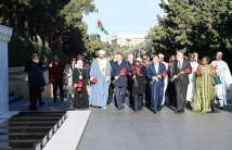 Participants of the V Conference of Labor Ministers of the OIC came to the Alley of Honor and paid tribute to the memory of National leader Heydar Aliyev