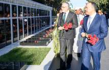 Participants of the V Conference of Labor Ministers of the OIC came to the Alley of Honor and paid tribute to the memory of National leader Heydar Aliyev