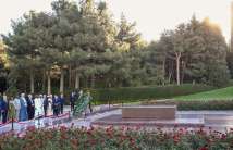 Participants of the V Conference of Labor Ministers of the OIC came to the Alley of Honor and paid tribute to the memory of National leader Heydar Aliyev